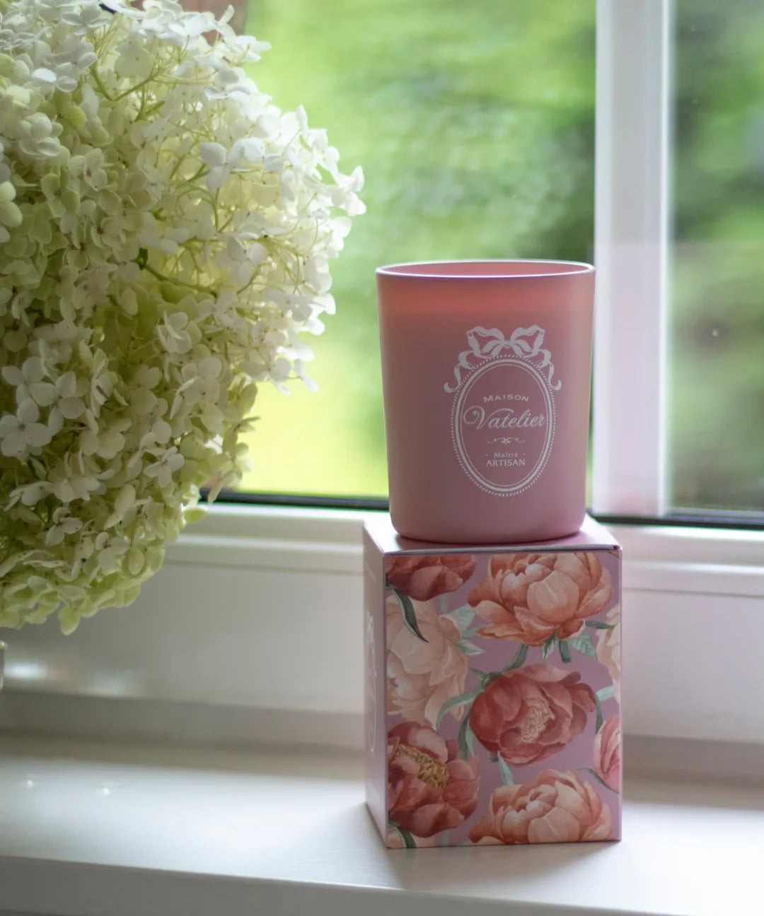 Bougie Vieille Demeure de Maison Vatelier rose poudré avec son emballage floral.
