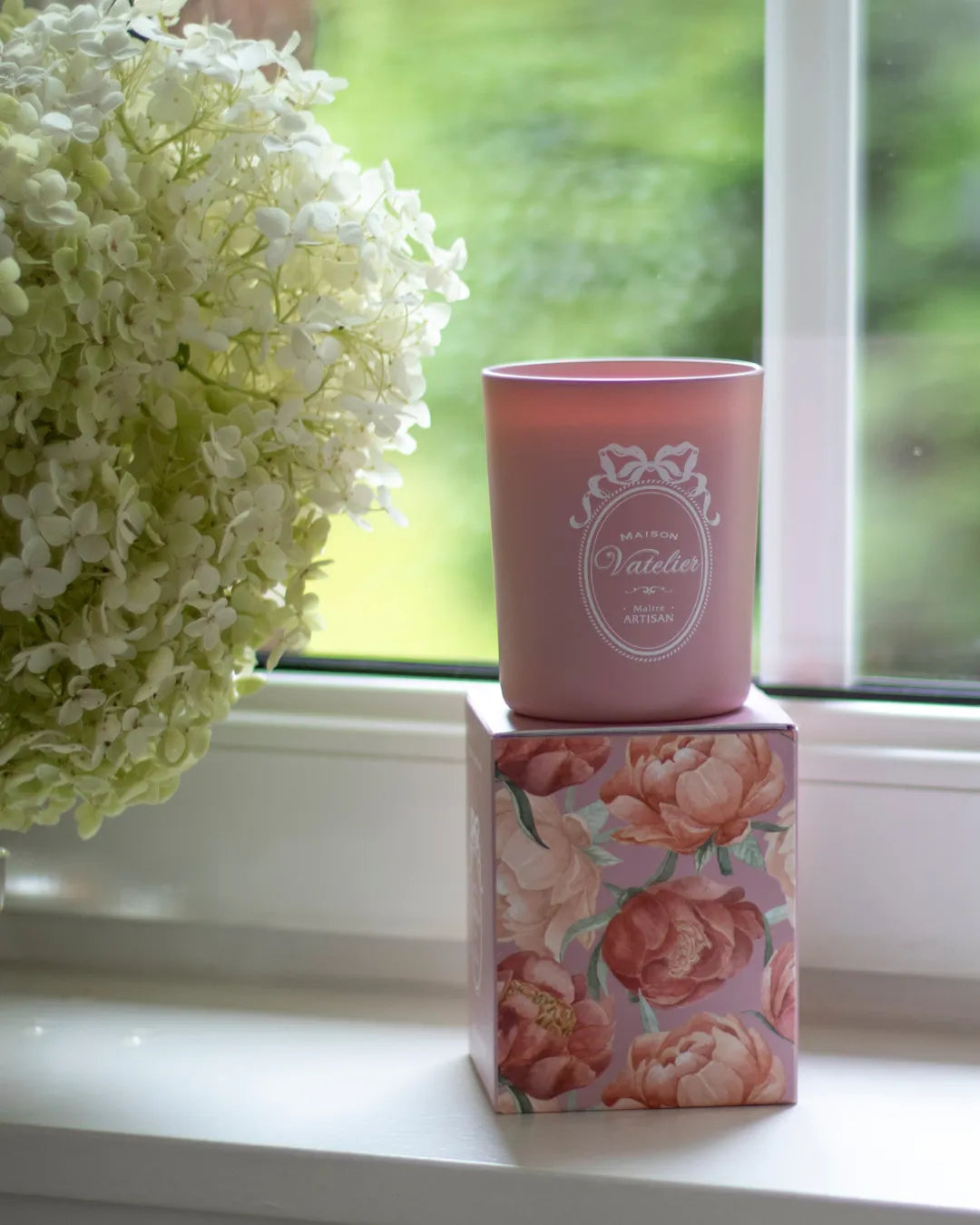 Bougie Vieille Demeure de Maison Vatelier rose poudré avec son emballage floral.