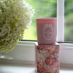 Bougie Vieille Demeure de Maison Vatelier rose poudré avec son emballage floral.