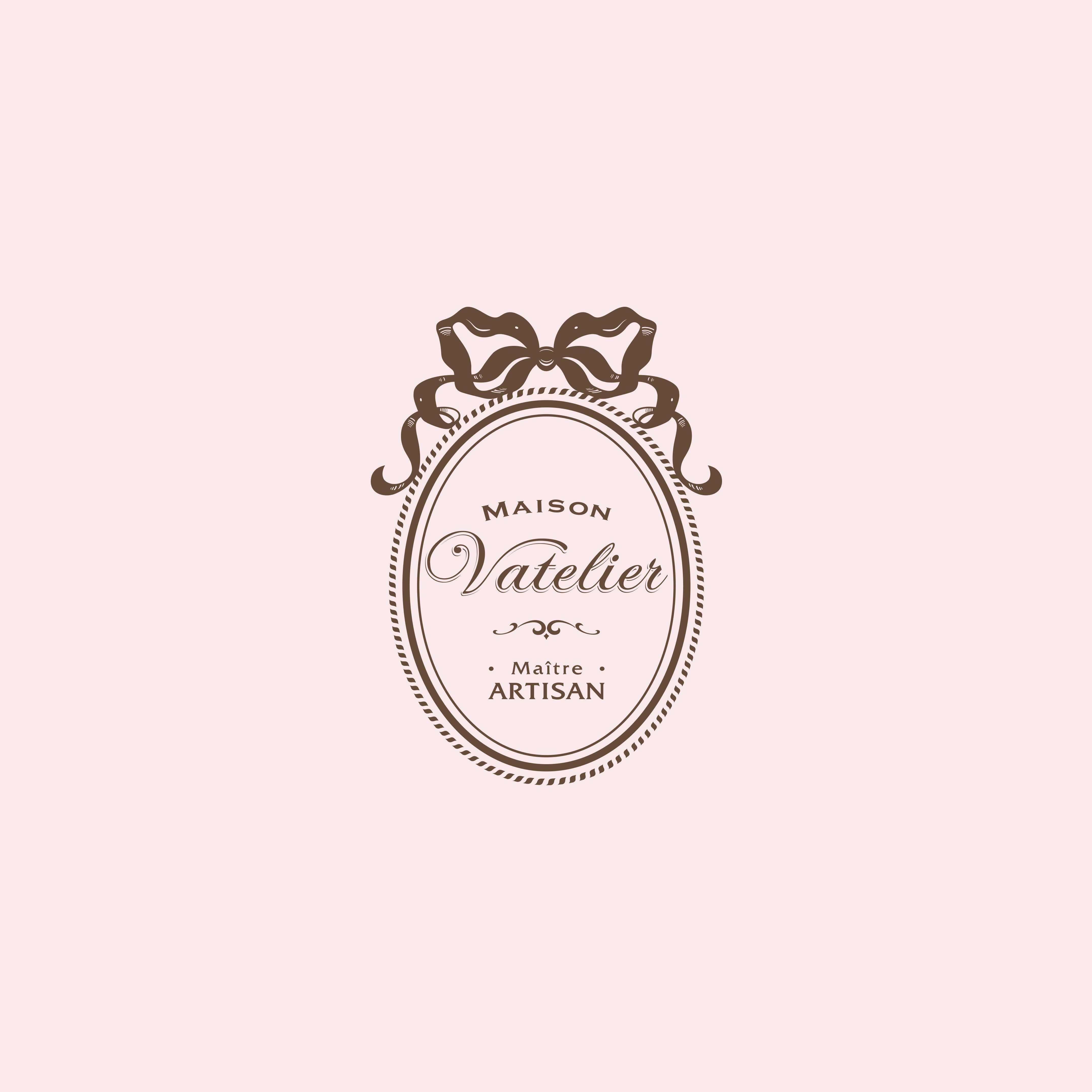 Logo ovale marron de Maison Vatelier Maître Artisan sur fond rose pâle.