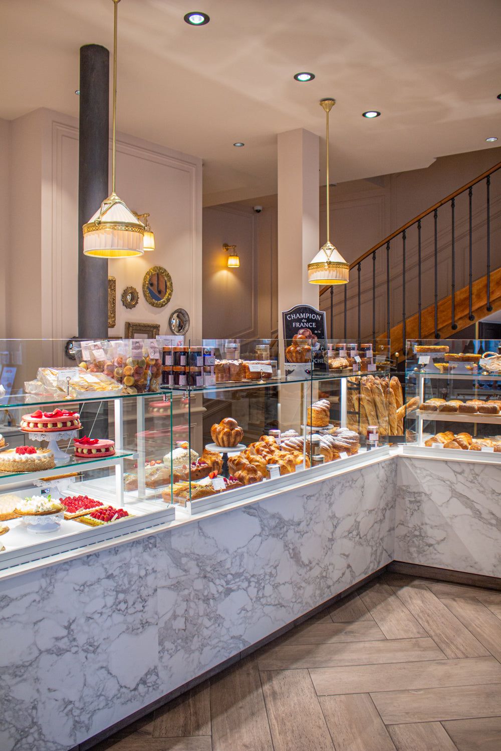 Vitrine de pâtisserie et boulangerie avec tartes, viennoiseries et pains artisanaux.