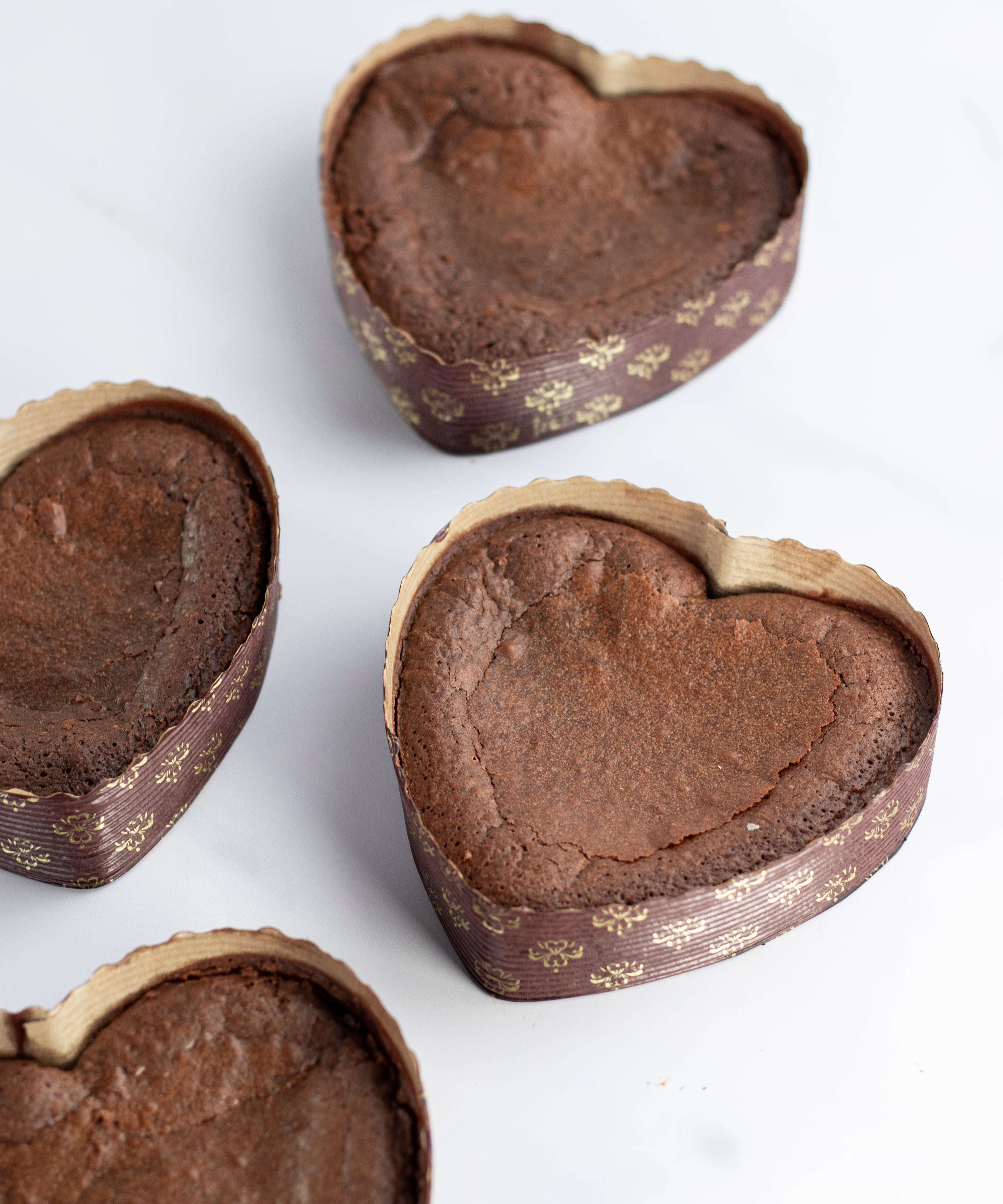 Moelleux au chocolat en forme de cœur Maison Vatelier sur fond blanc