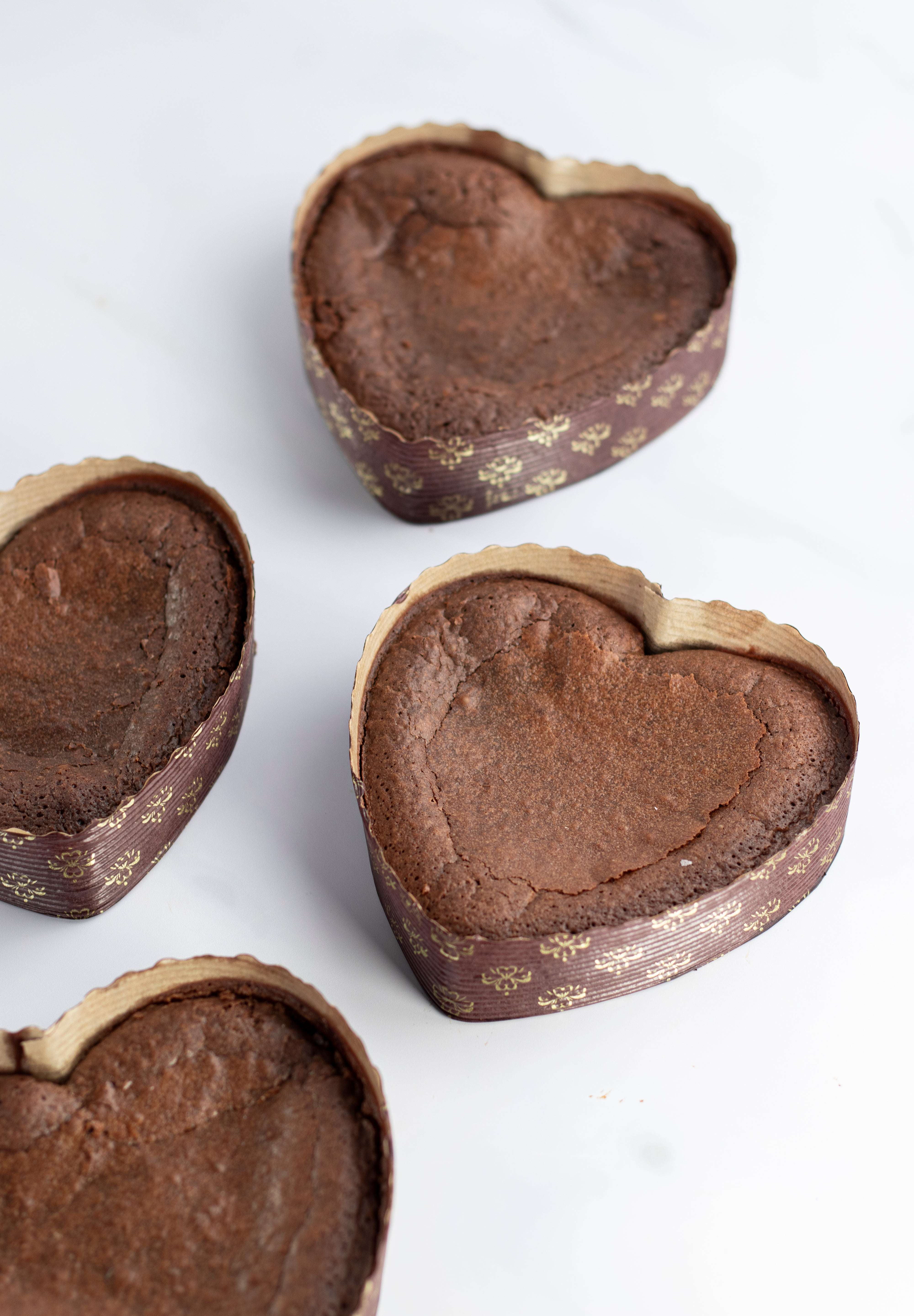 Moelleux au chocolat en forme de cœur Maison Vatelier sur fond blanc