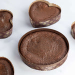 Moelleux au chocolat Maison Vatelier en formes ronde et cœur sur fond blanc.