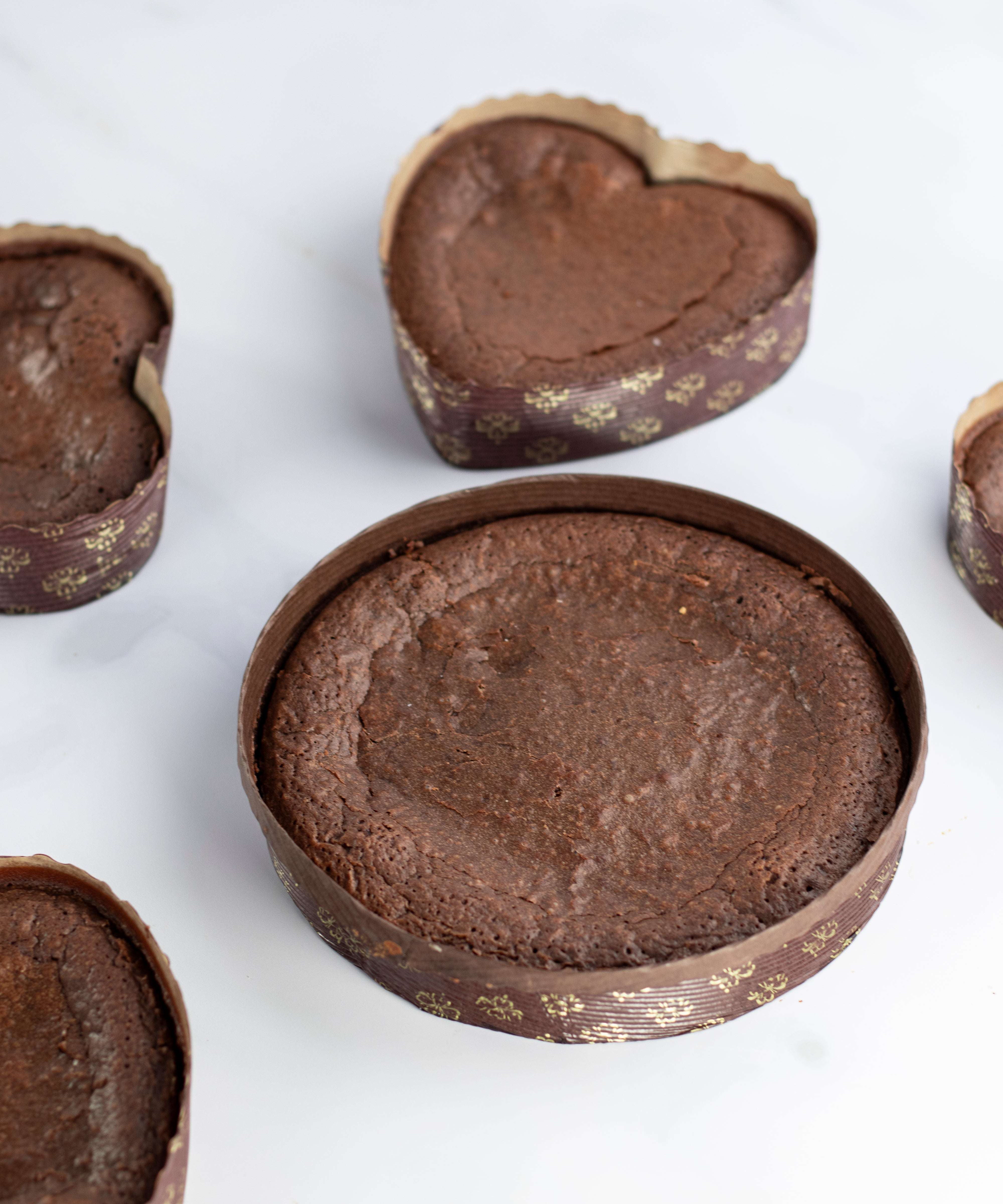Moelleux au chocolat Maison Vatelier en formes ronde et cœur sur fond blanc.