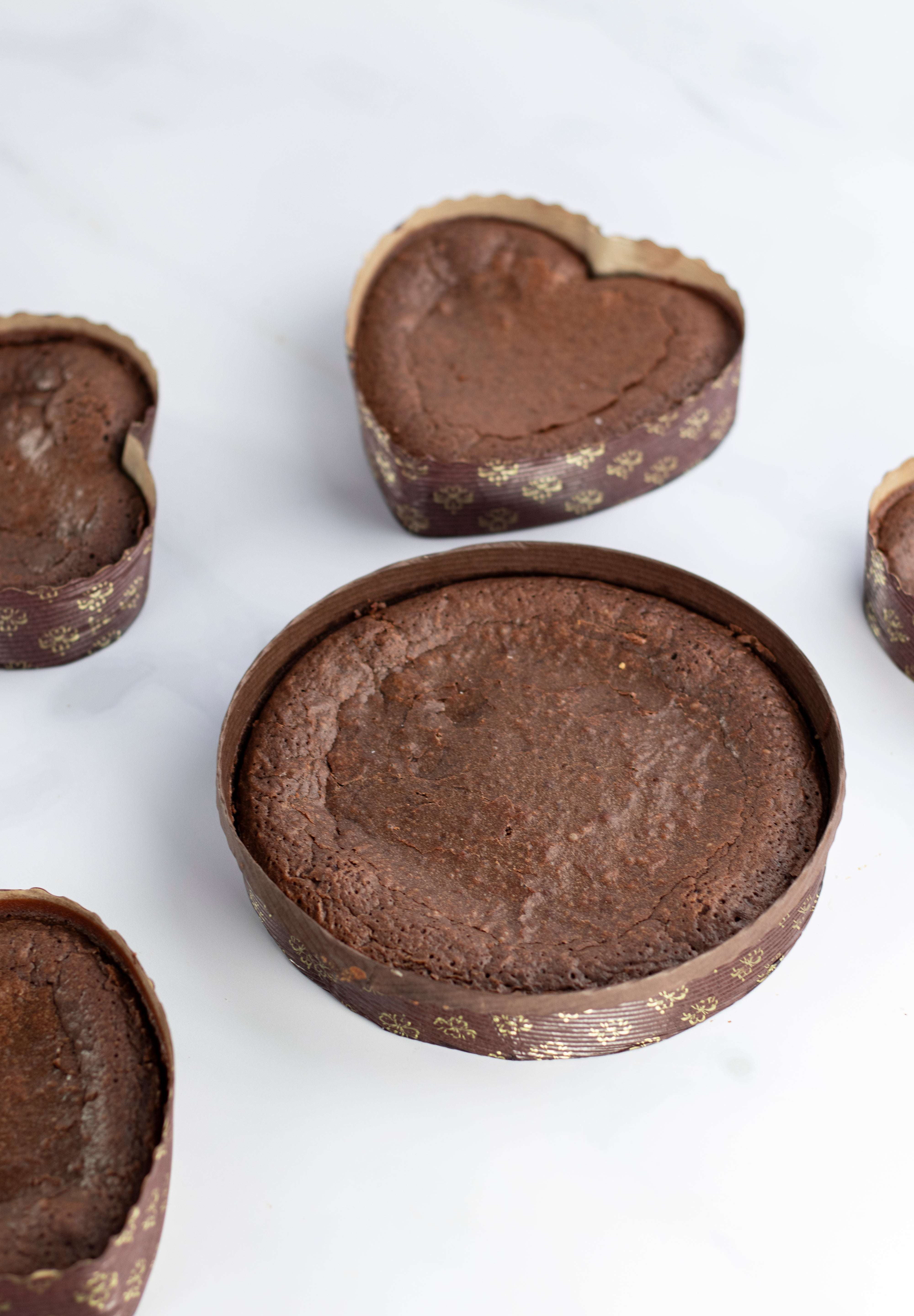 Moelleux au chocolat Maison Vatelier en formes ronde et cœur sur fond blanc.