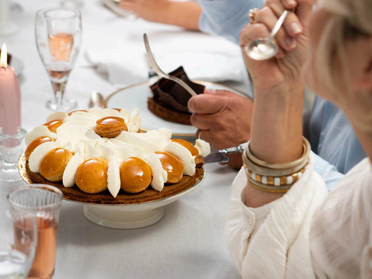 Tarte au caramel au beurre salé et crème chantilly servie à table.