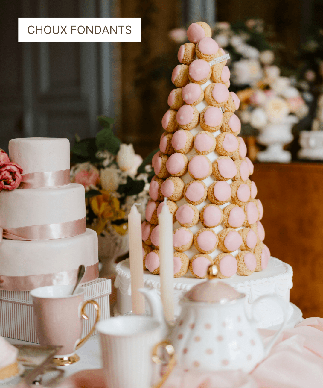 Pièce montée de choux fondants roses et gâteau à étages rose chez un pâtissier.
