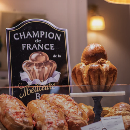 Brioche champion de France exposée dans une vitrine de boulangerie pâtisserie