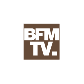 Logo de BFM TV sur fond marron et noir.