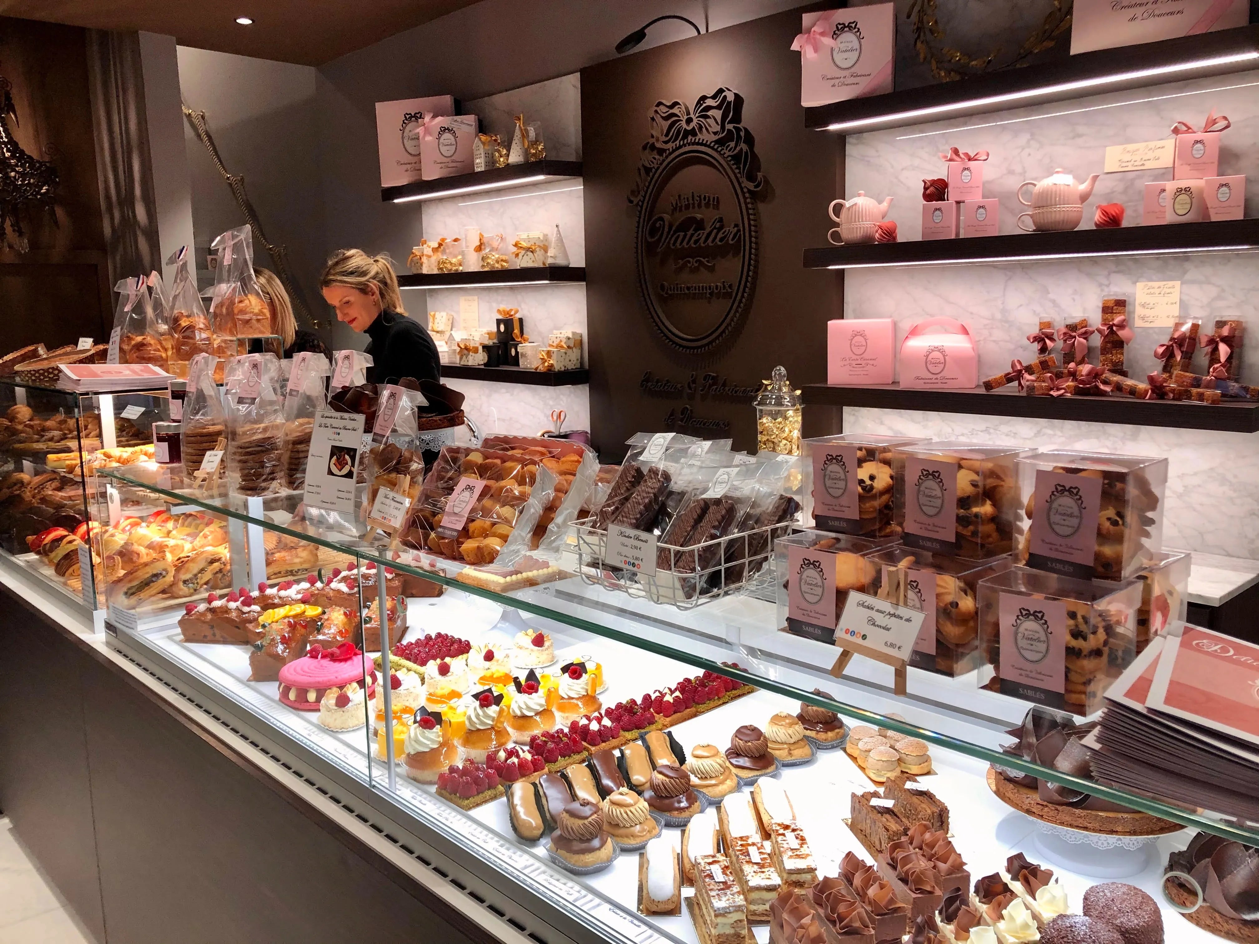 Vitrine de pâtisserie Maison Vatelier avec assortiment de gâteaux et mignardises gourmandes.