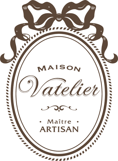 Logo ovale de Maison Vatelier, Maître Artisan pâtissier-boulanger, avec un nœud décoratif.