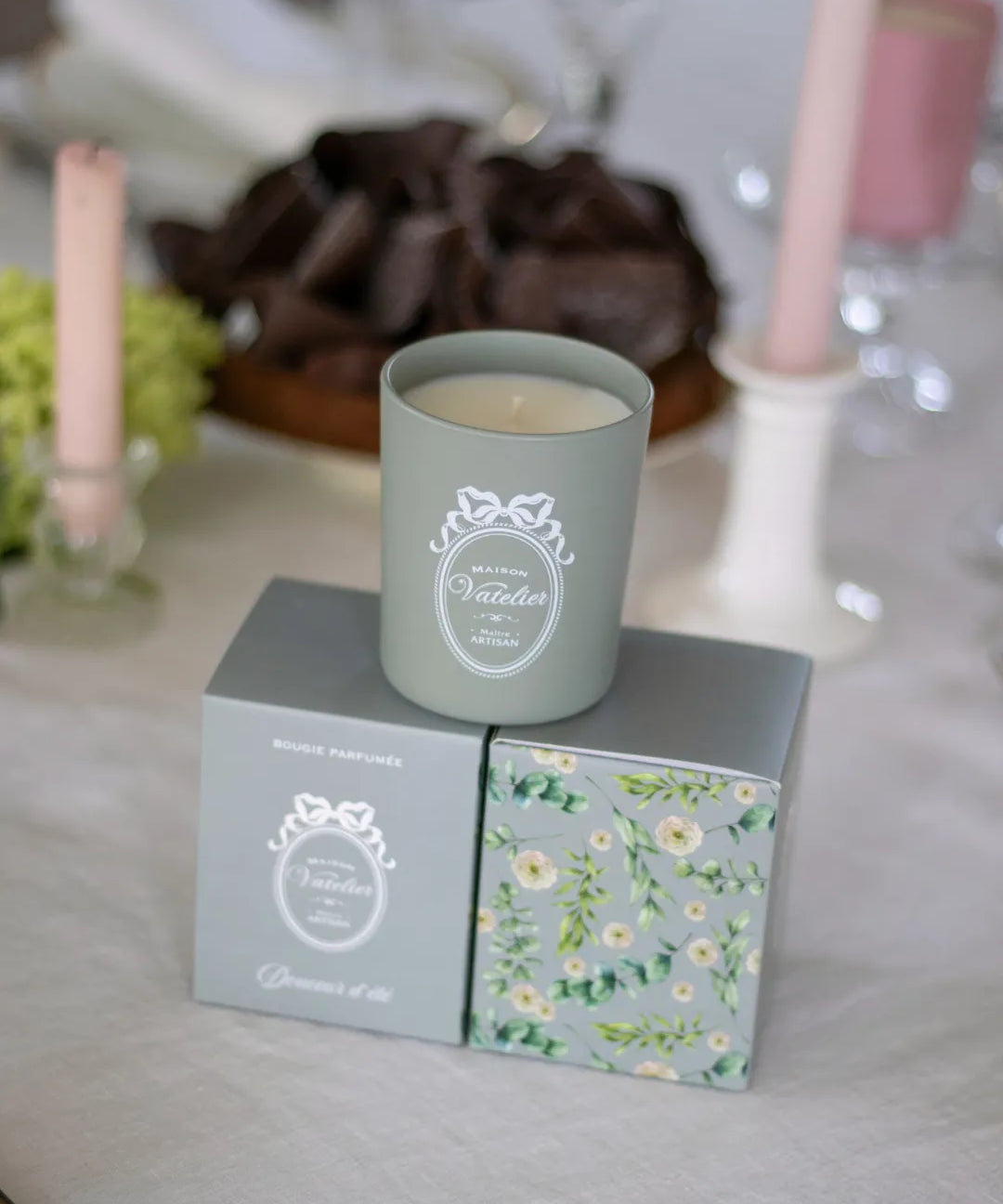 Bougie parfumée Douceur d'été Maison Vatelier avec son coffret cadeau floral.