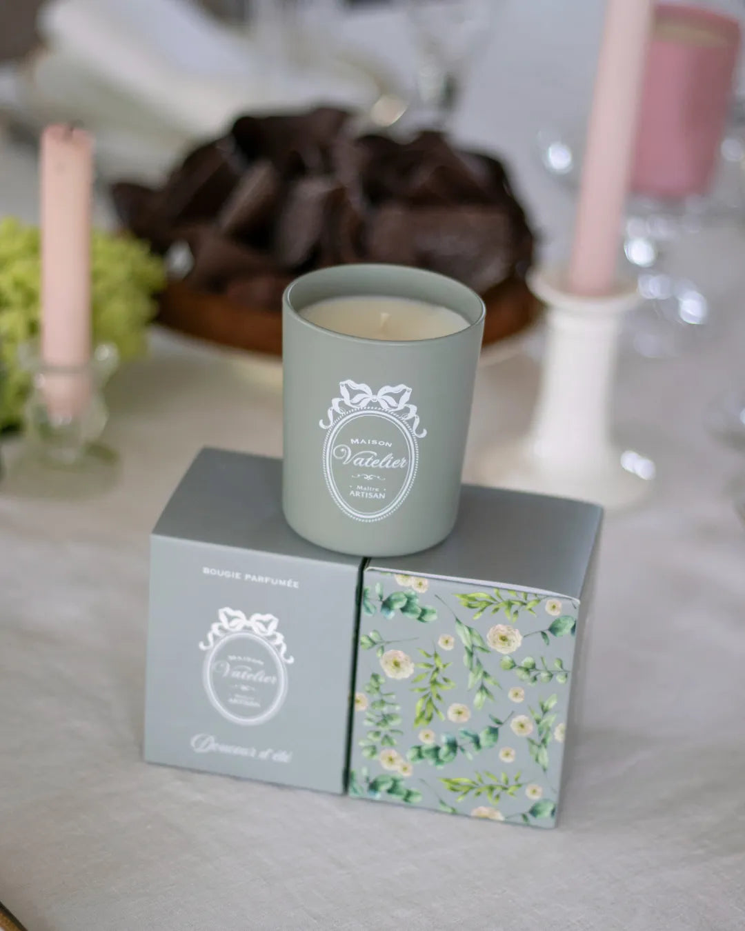Bougie parfumée Douceur d'été Maison Vatelier avec son coffret cadeau floral.