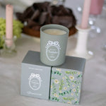 Bougie parfumée Douceur d'été Maison Vatelier avec son coffret cadeau floral.