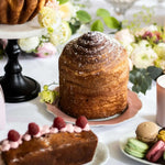 Brioche feuilletée Maison Vatelier saupoudrée de sucre glace sur une table festive.