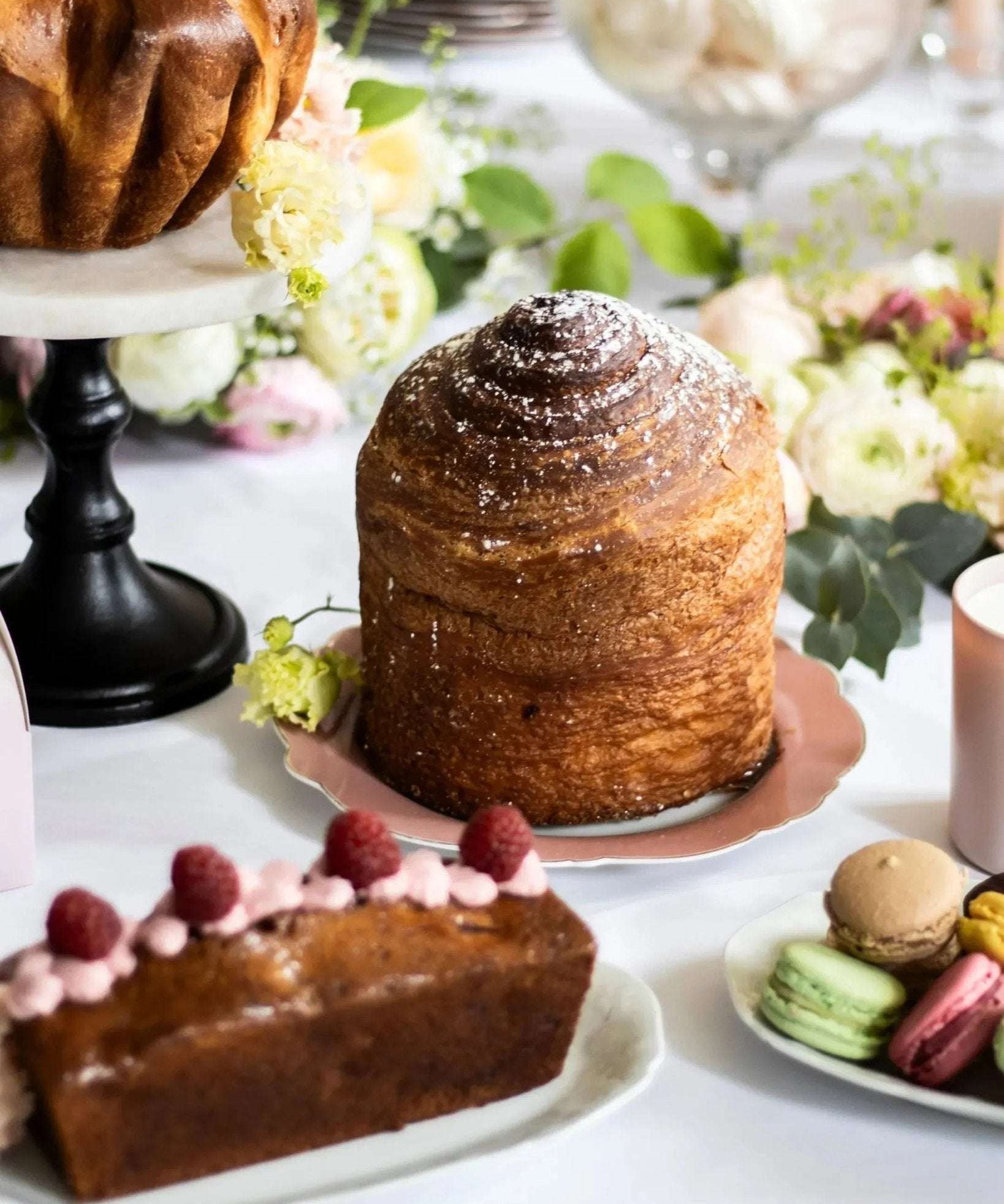 Brioche feuilletée Maison Vatelier saupoudrée de sucre glace sur une table festive.