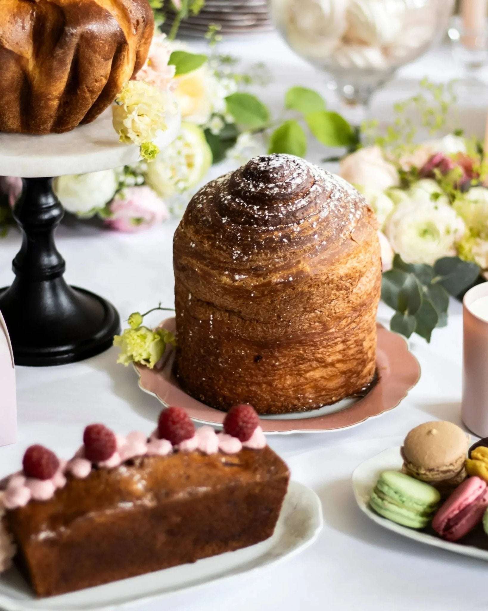 Brioche feuilletée Maison Vatelier saupoudrée de sucre glace sur une table festive.