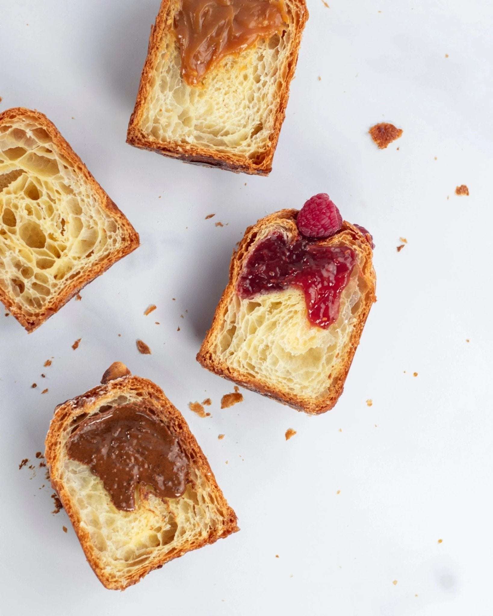 Trois briochettes feuilletées Maison Vatelier garnies au caramel, chocolat et framboise.
