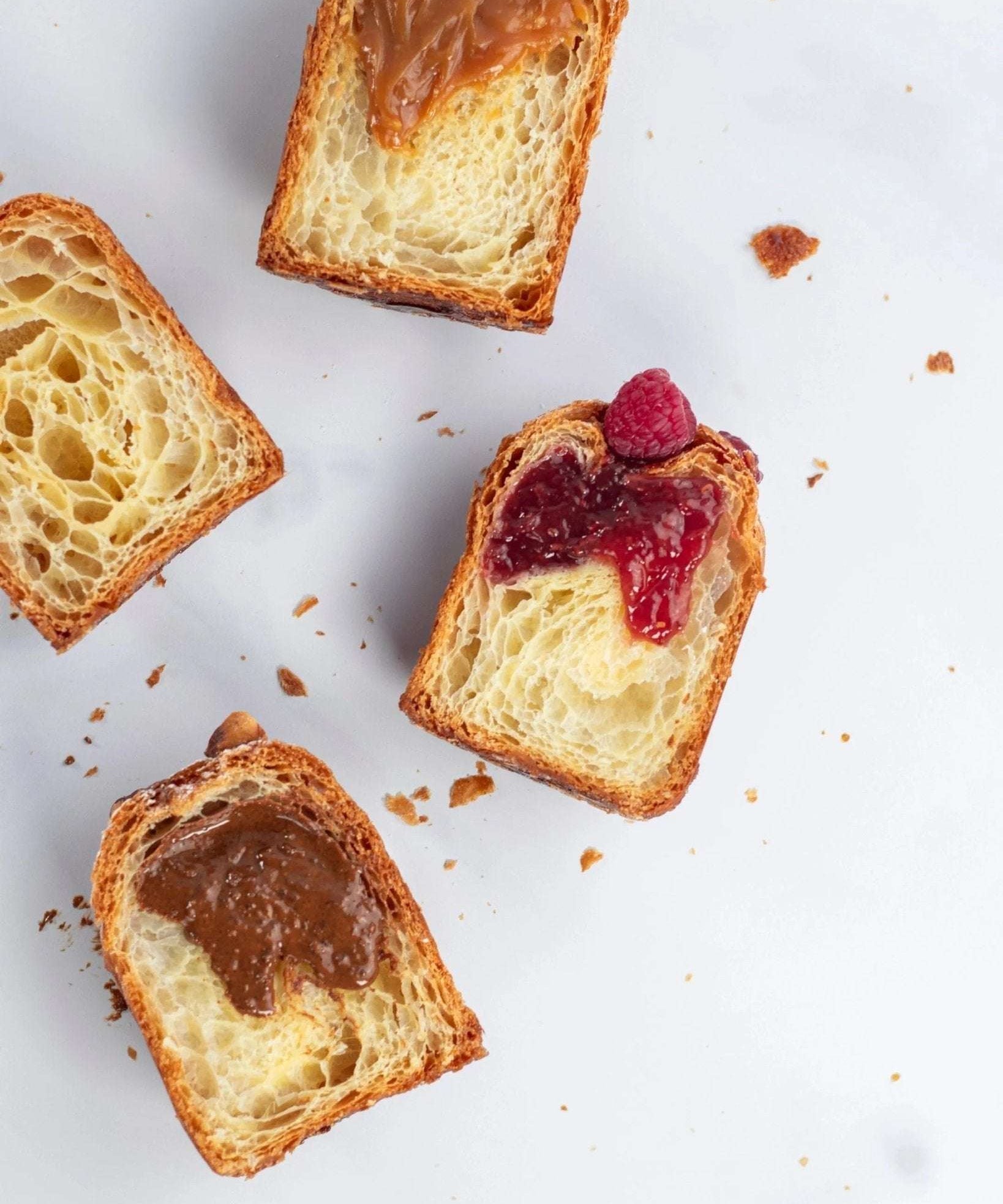 Trois morceaux de briochette feuilletée Maison Vatelier garnie au praliné, framboise et caramel.