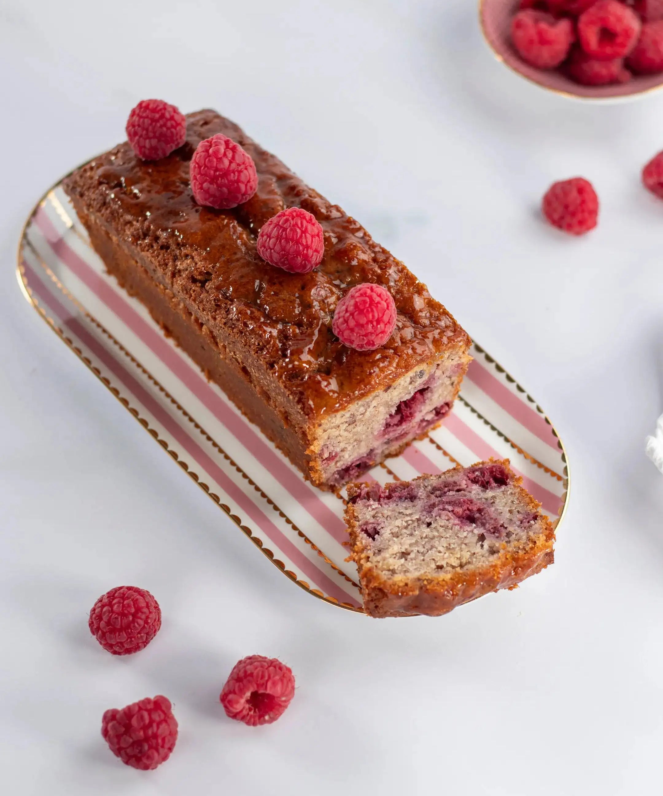 Cake Framboise Noisette Maison Vatelier avec glaçage et framboises fraîches