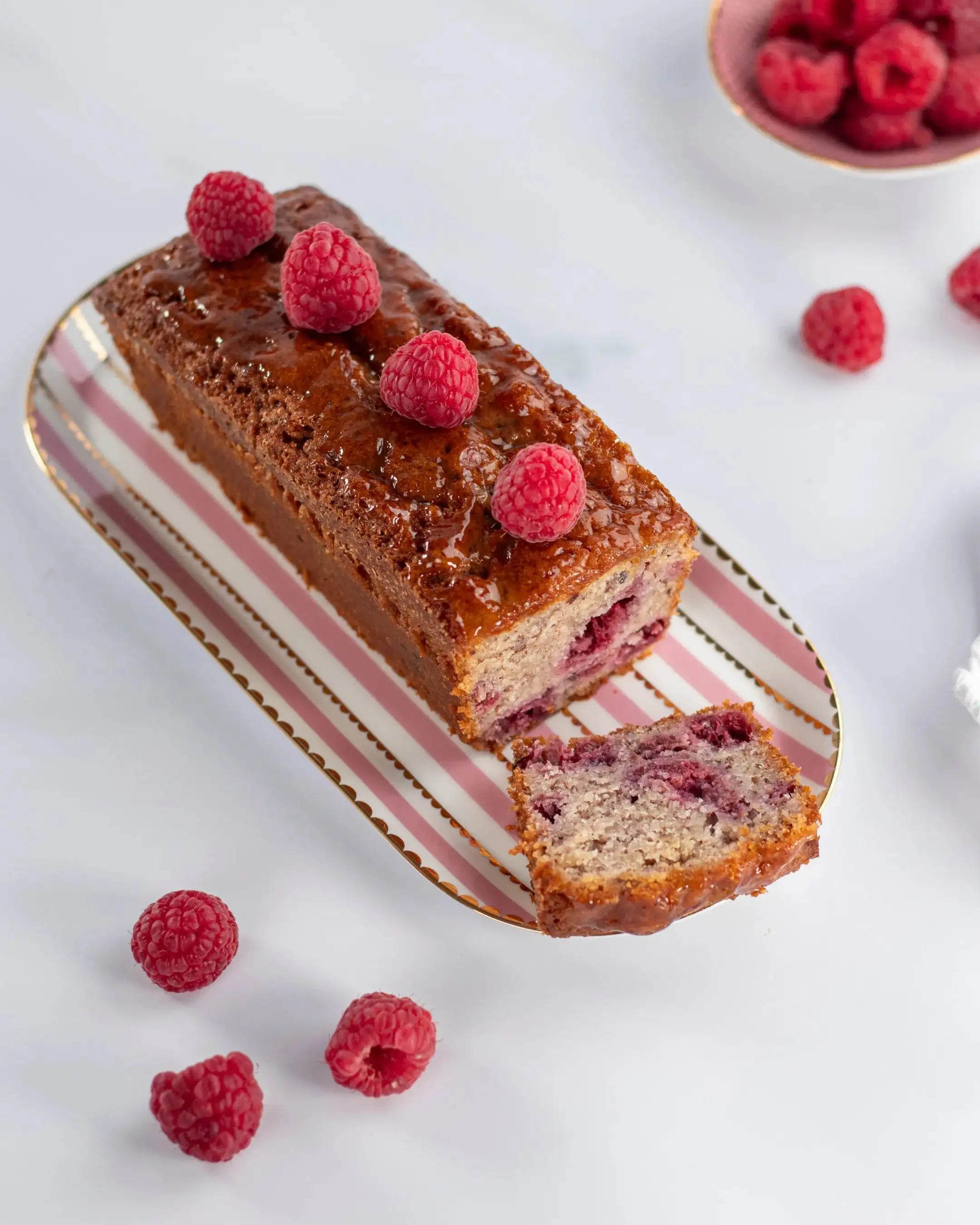 Cake Framboise Noisette Maison Vatelier avec glaçage et framboises fraîches
