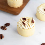 Petit gâteau pâtissier avec crème pochée et éclats de noix de pécan