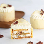 Gros plan d'une part de gâteau à la crème et noix avec une tranche de poire.