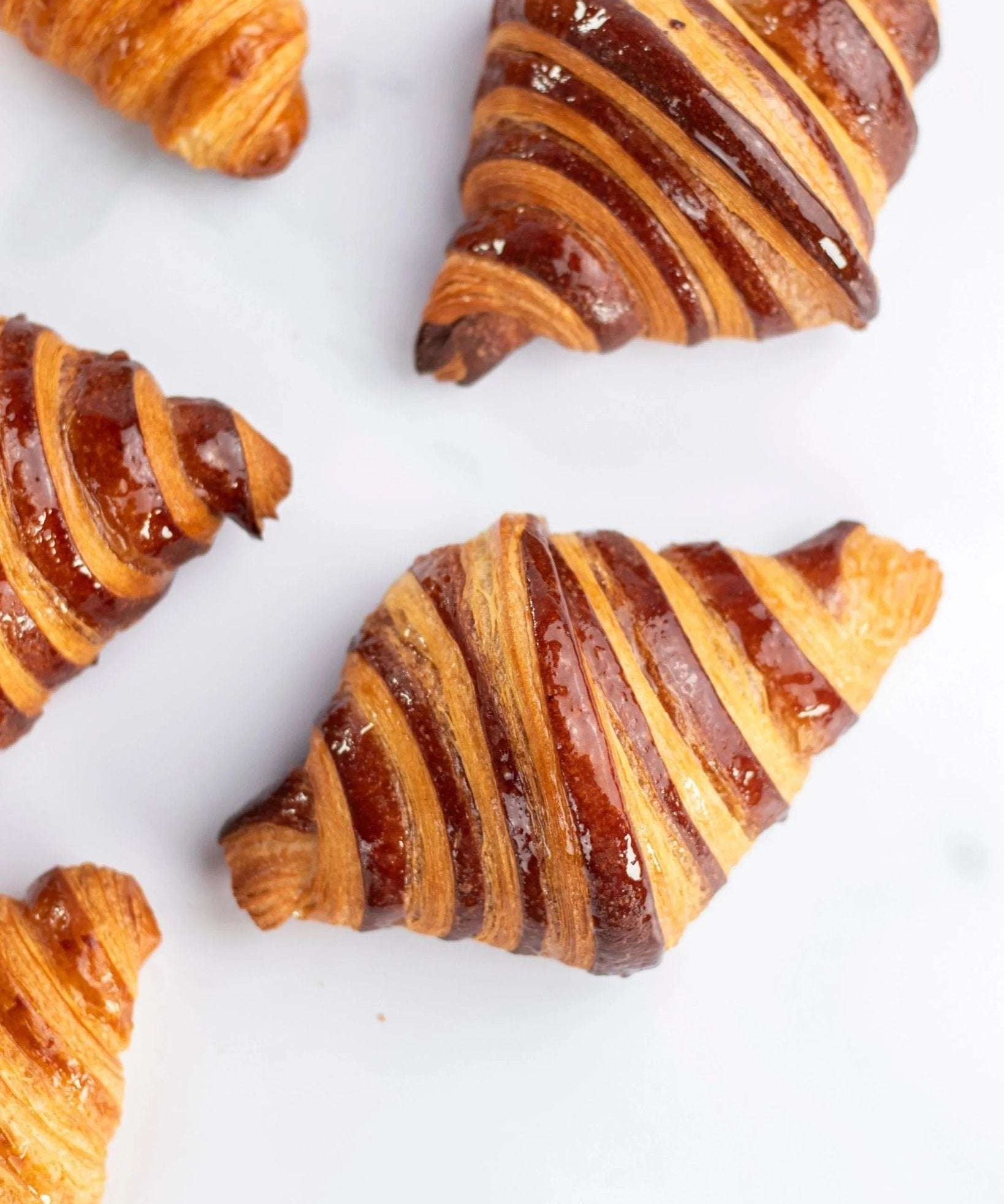 Croissants au chocolat dorés et feuilletés de Maison Vatelier