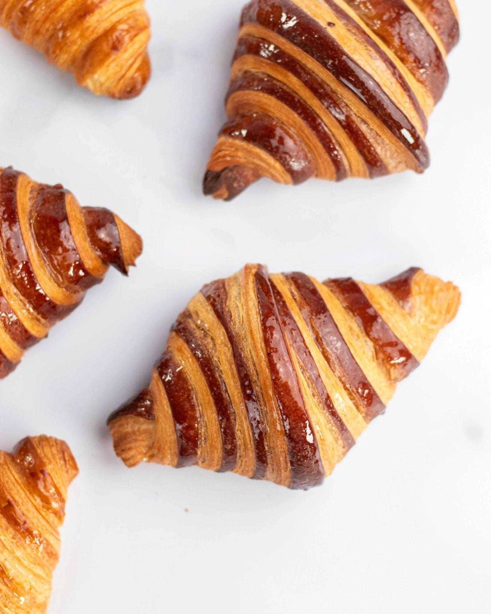 Croissants au chocolat dorés et feuilletés de Maison Vatelier