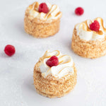 Trois pâtisseries Délice de Maison Vatelier avec meringue brûlée et framboise fraîche.