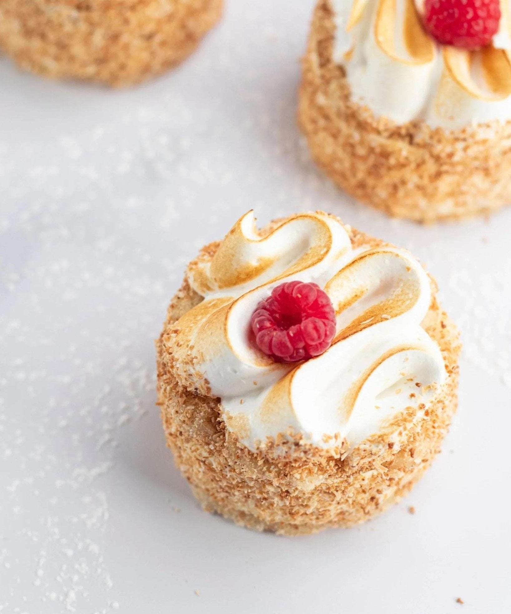 Gâteau Délice de Maison Vatelier avec meringue italienne et framboise fraîche