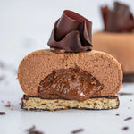 Vue en coupe d'un Ecrin praliné Maison Vatelier avec mousse chocolat et cœur fondant.