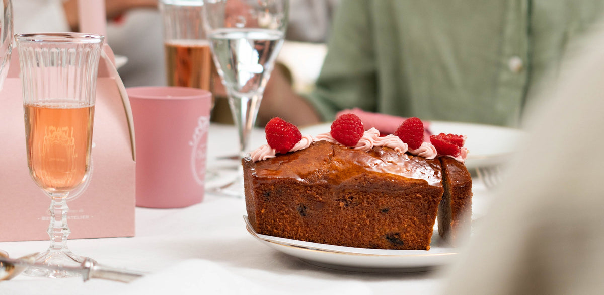 Cake au chocolat et framboises fraîches sur une table élégante