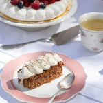 Part de Mille-Feuille praliné tonka de Maison Vatelier avec crème fouettée sur assiette rose.