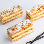 Trois millefeuilles à la vanille Maison Vatelier avec sucre glace et gousses de vanille.