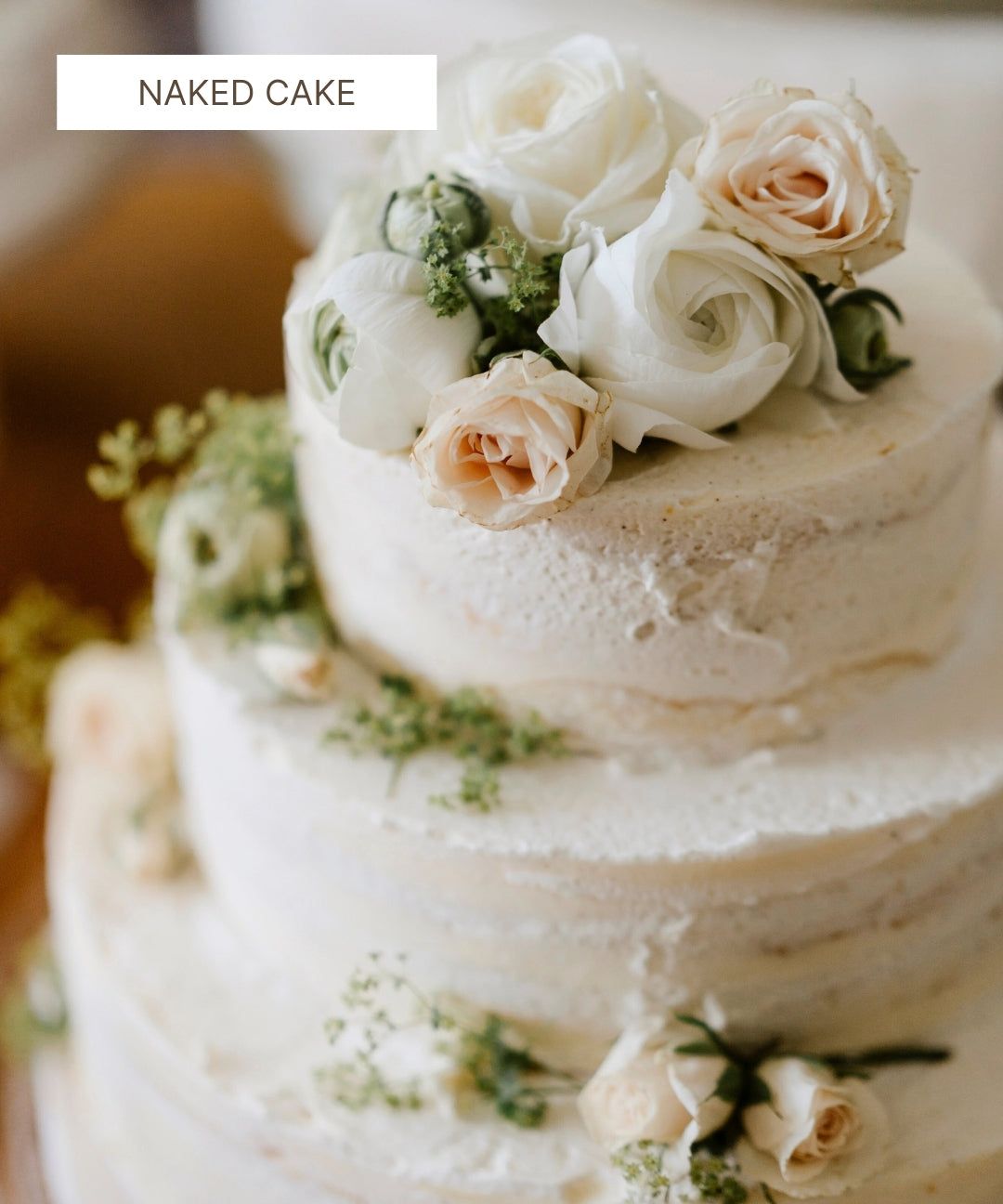 Gâteau de mariage naked cake blanc décoré de roses blanches et crème.
