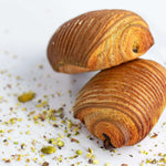 Deux pains au chocolat pistache Maison Vatelier croustillants et feuilletés avec éclats de pistaches.