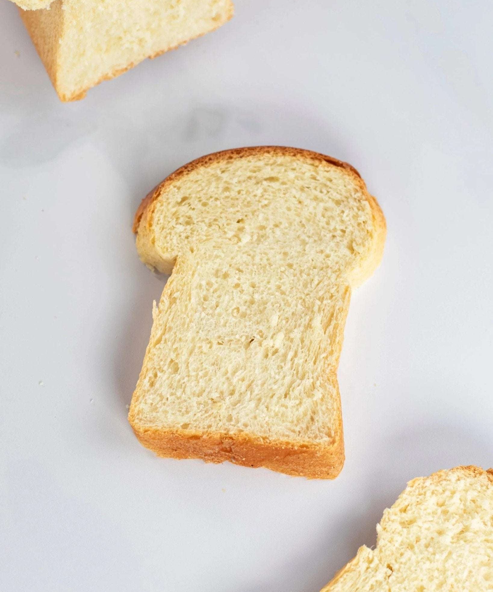 Tranche de pain de mie Maison Vatelier moelleuse sur fond blanc