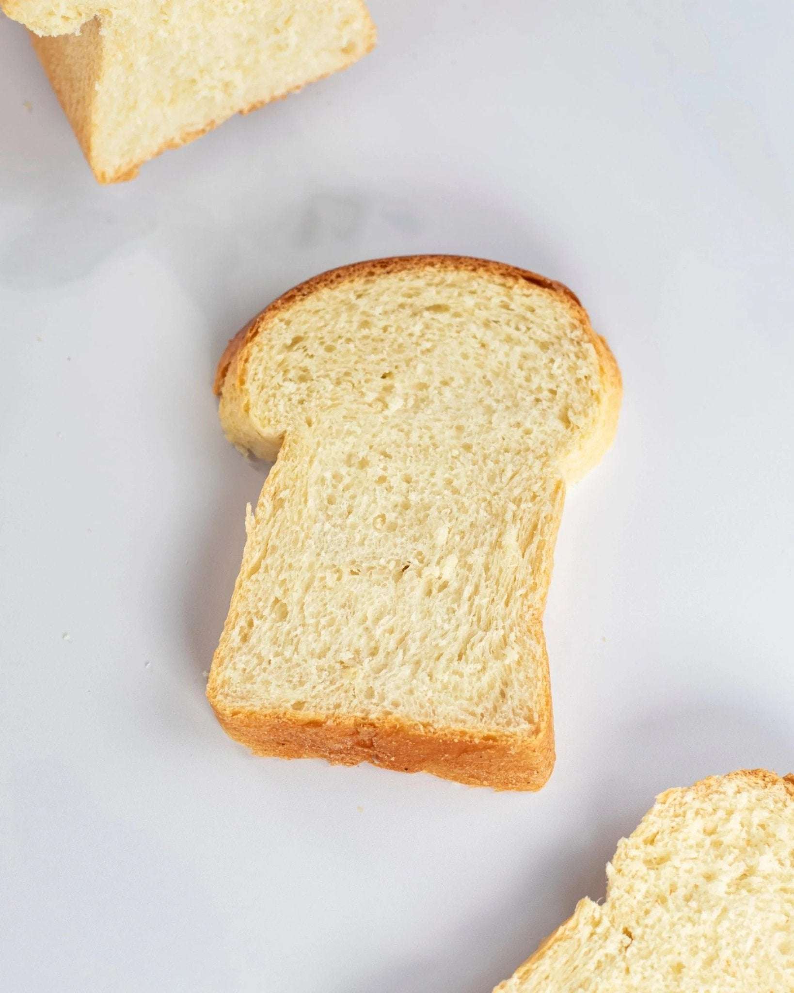 Tranche de pain de mie Maison Vatelier moelleuse sur fond blanc