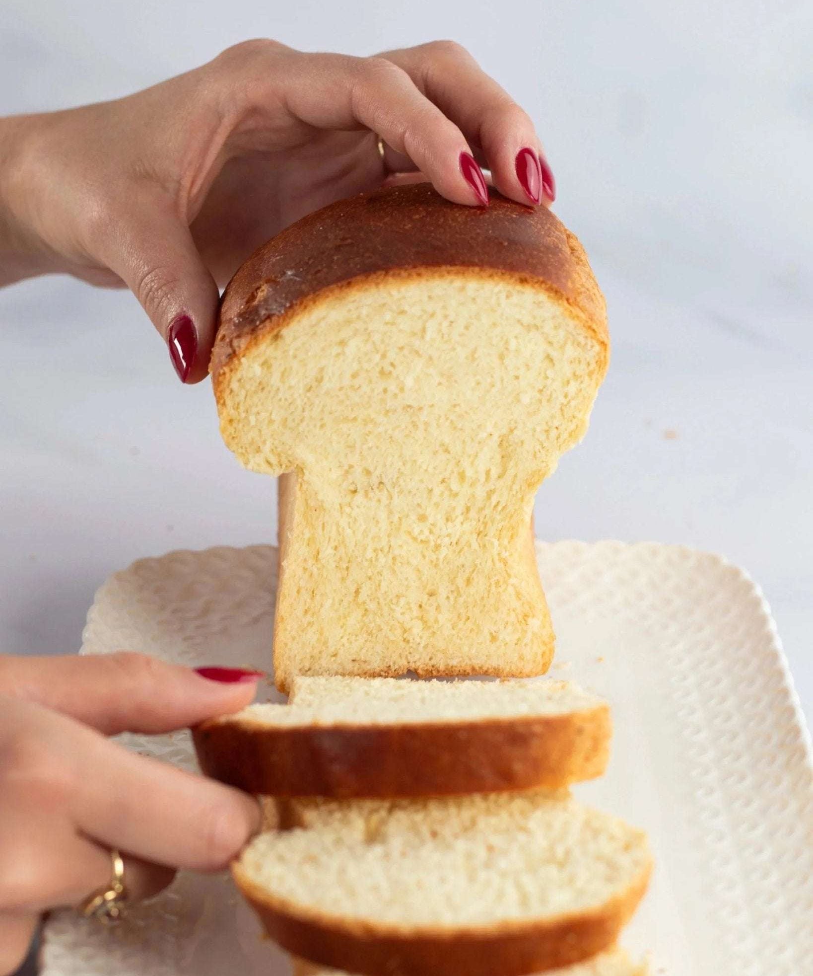 Pain de mie Maison Vatelier tranché et présenté sur un plateau blanc.