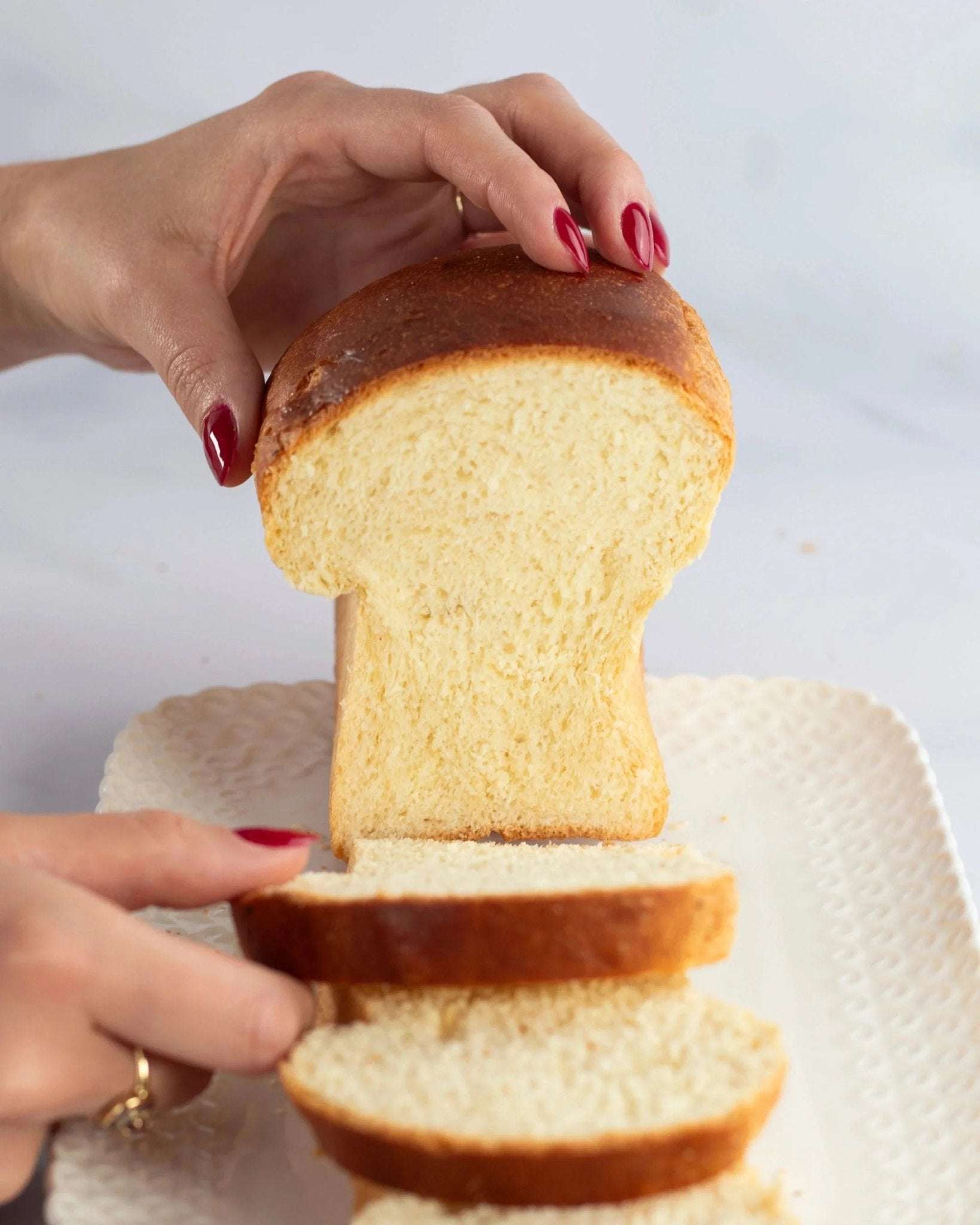 Pain de mie Maison Vatelier tranché et présenté sur un plateau blanc.