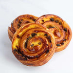 Trois pains aux raisins Maison Vatelier dorés et gourmands sur fond blanc.