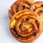 Pain aux raisins Maison Vatelier doré et croustillant avec crème pâtissière et raisins.