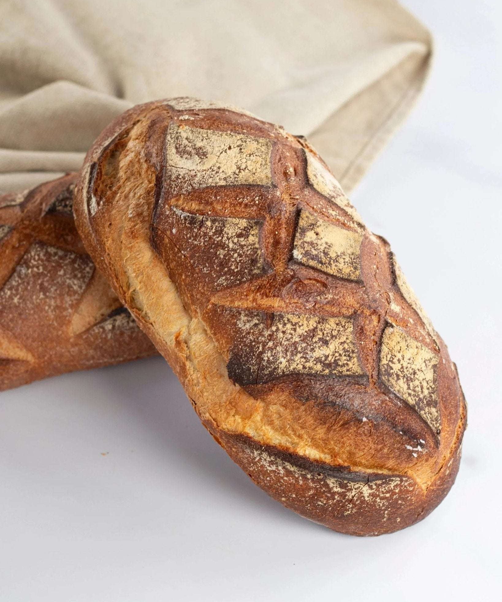 Pain artisanal Polka de Maison Vatelier avec croûte dorée et scarifications géométriques.