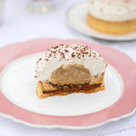 Part de tarte café viennois Maison Vatelier avec crème fouettée et éclats de chocolat.