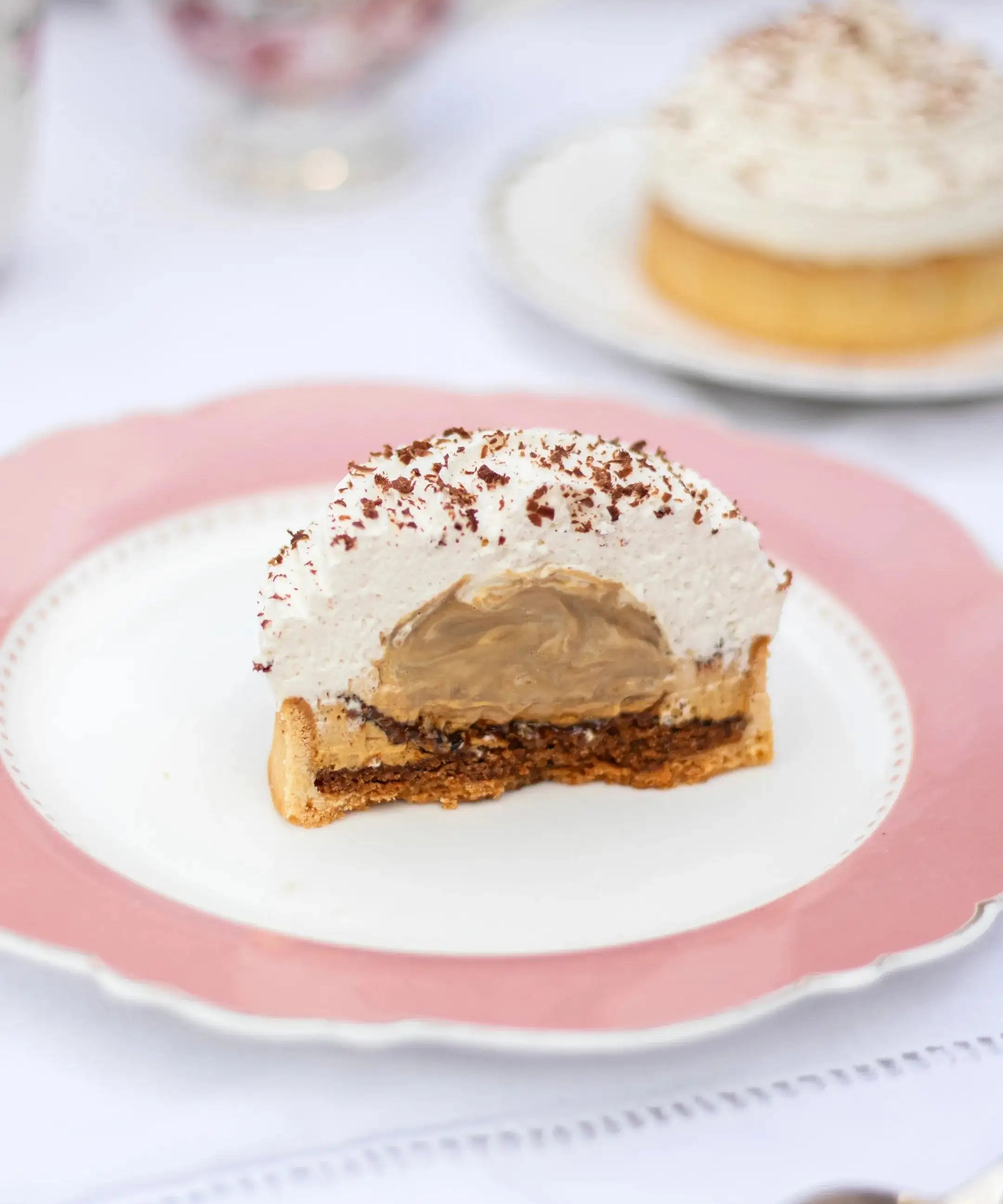 Part de tarte café viennois Maison Vatelier avec crème fouettée et éclats de chocolat.