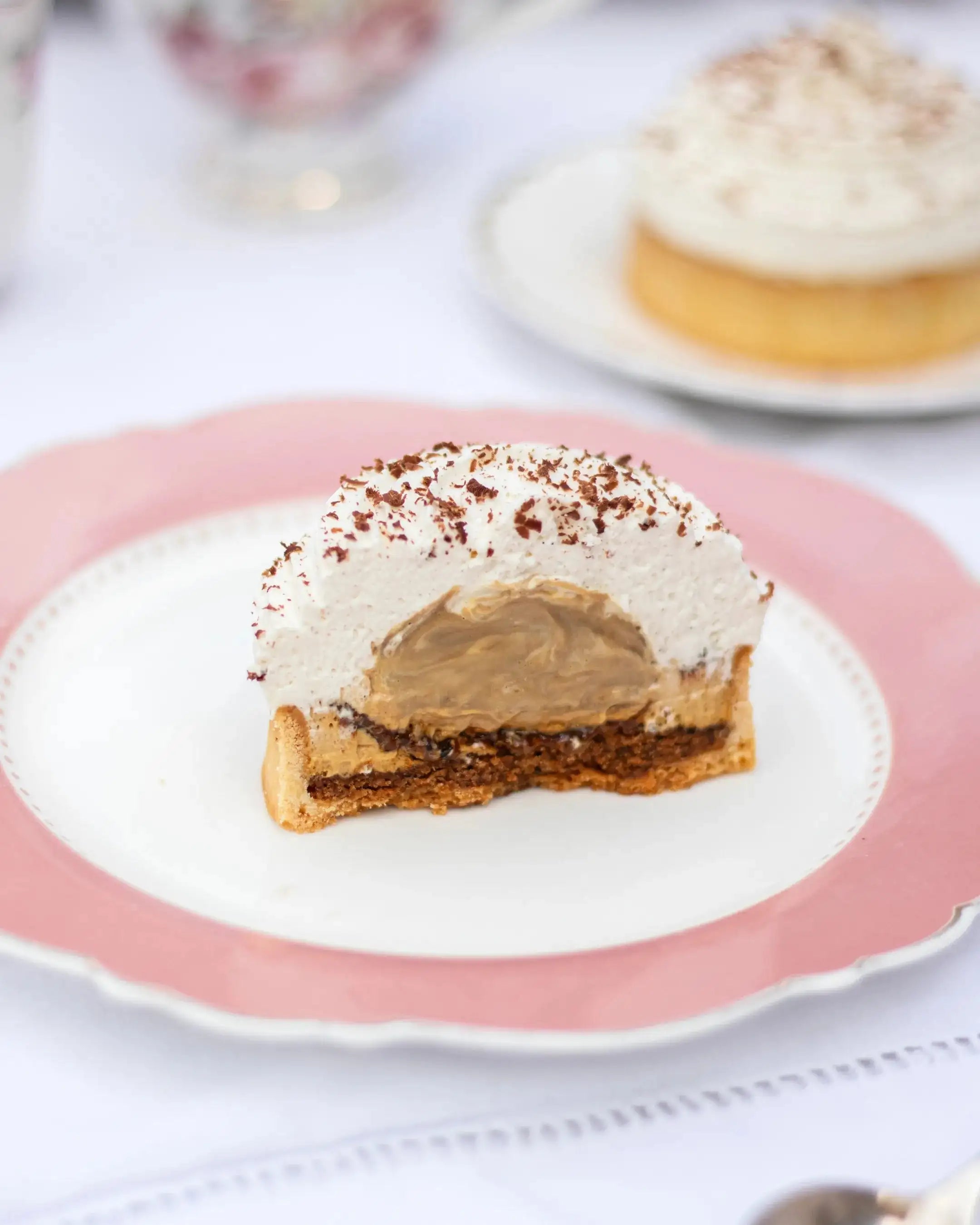 Part de tarte café viennois Maison Vatelier avec crème fouettée et éclats de chocolat.