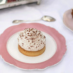 Tarte café viennois Maison Vatelier avec crème fouettée et copeaux de chocolat sur assiette rose