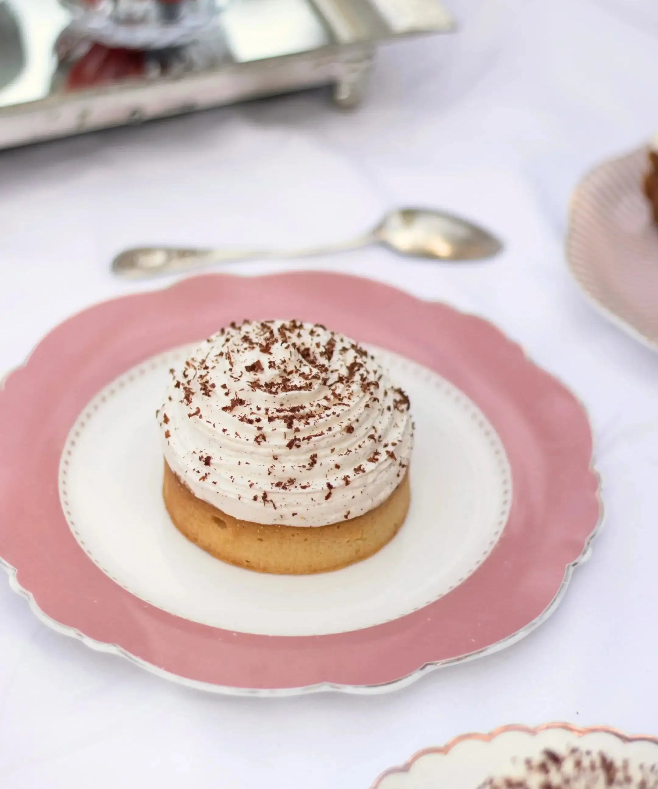 Tarte café viennois Maison Vatelier avec crème fouettée et copeaux de chocolat sur assiette rose